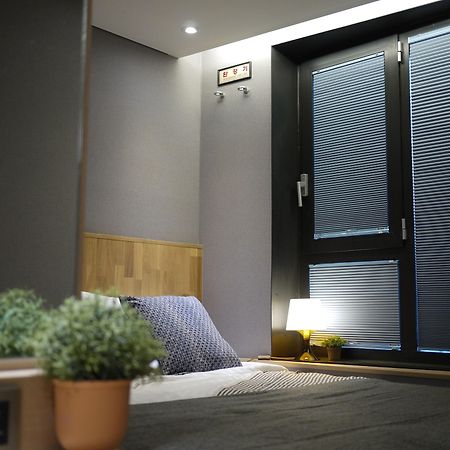 Hostel Cleo Seoul Hongdae Bagian luar foto