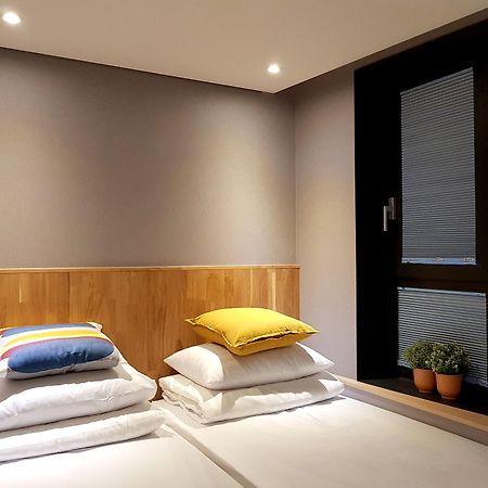Hostel Cleo Seoul Hongdae Bagian luar foto