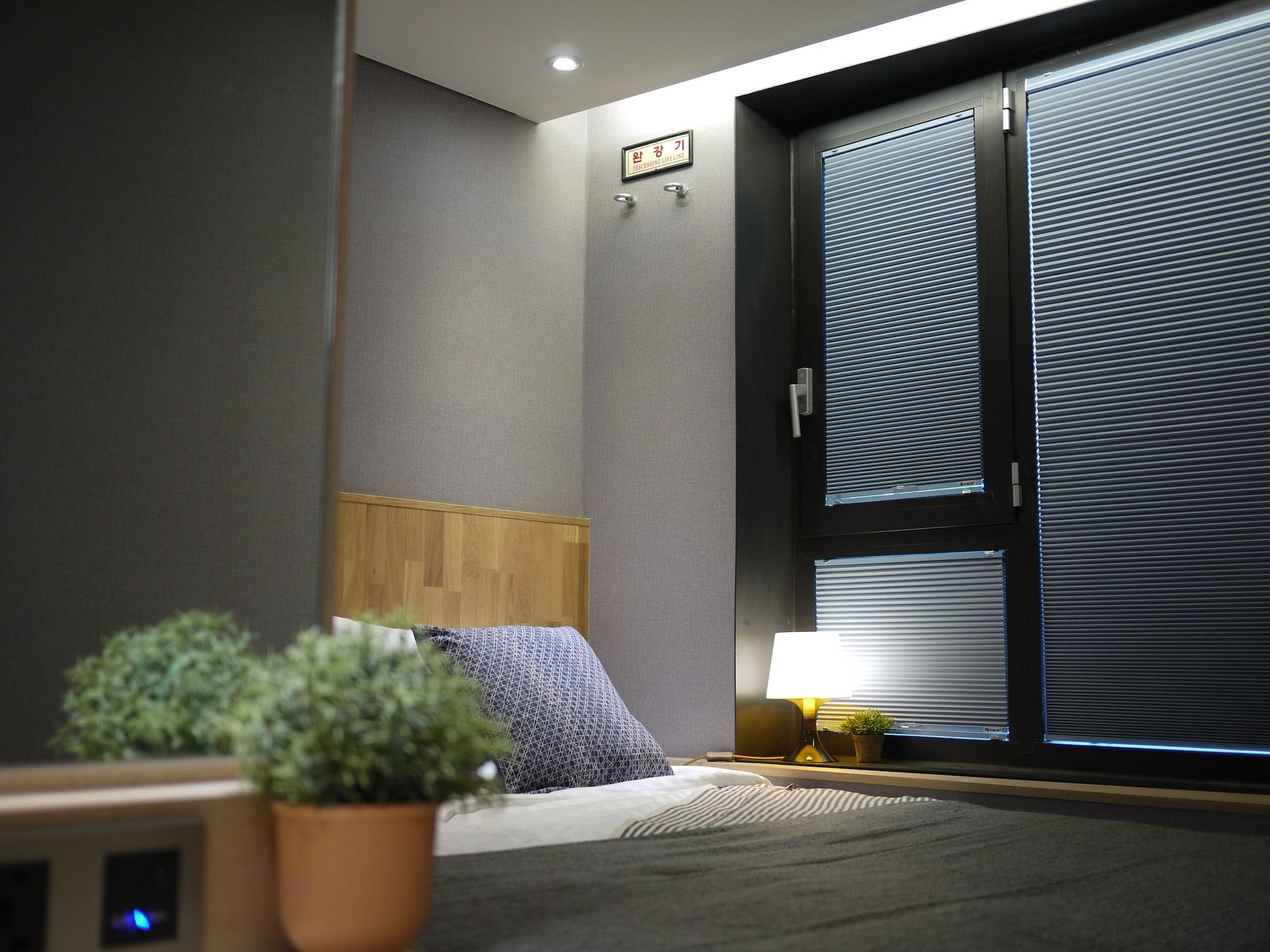 Hostel Cleo Seoul Hongdae Bagian luar foto