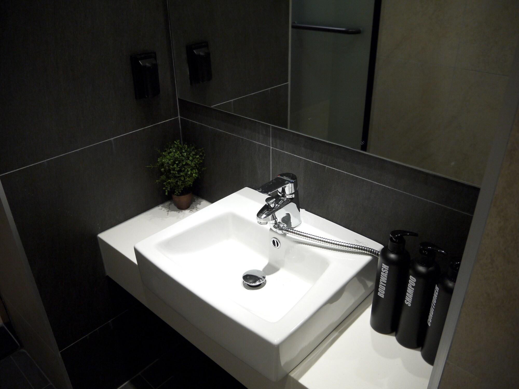 Hostel Cleo Seoul Hongdae Bagian luar foto