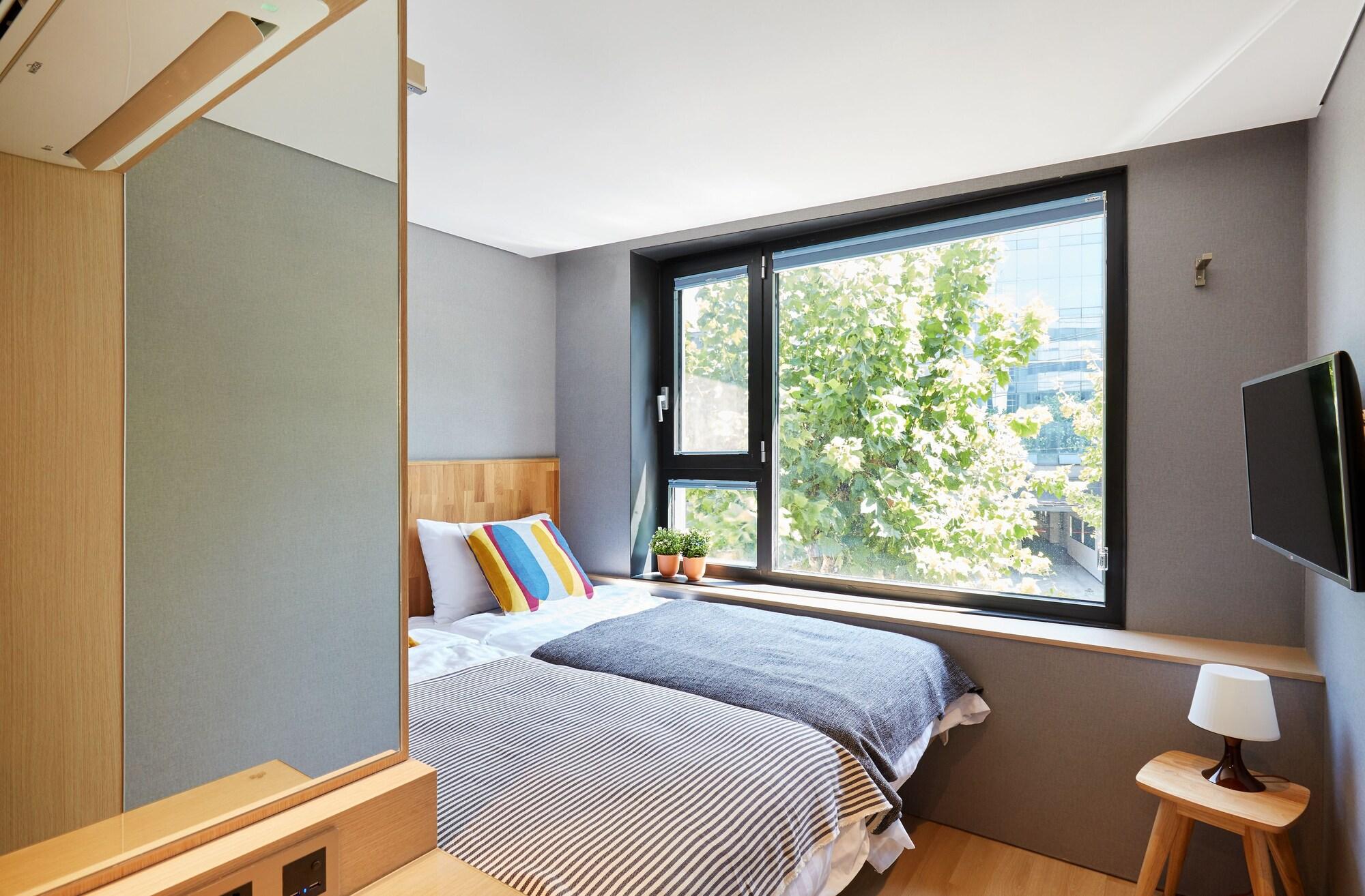Hostel Cleo Seoul Hongdae Bagian luar foto