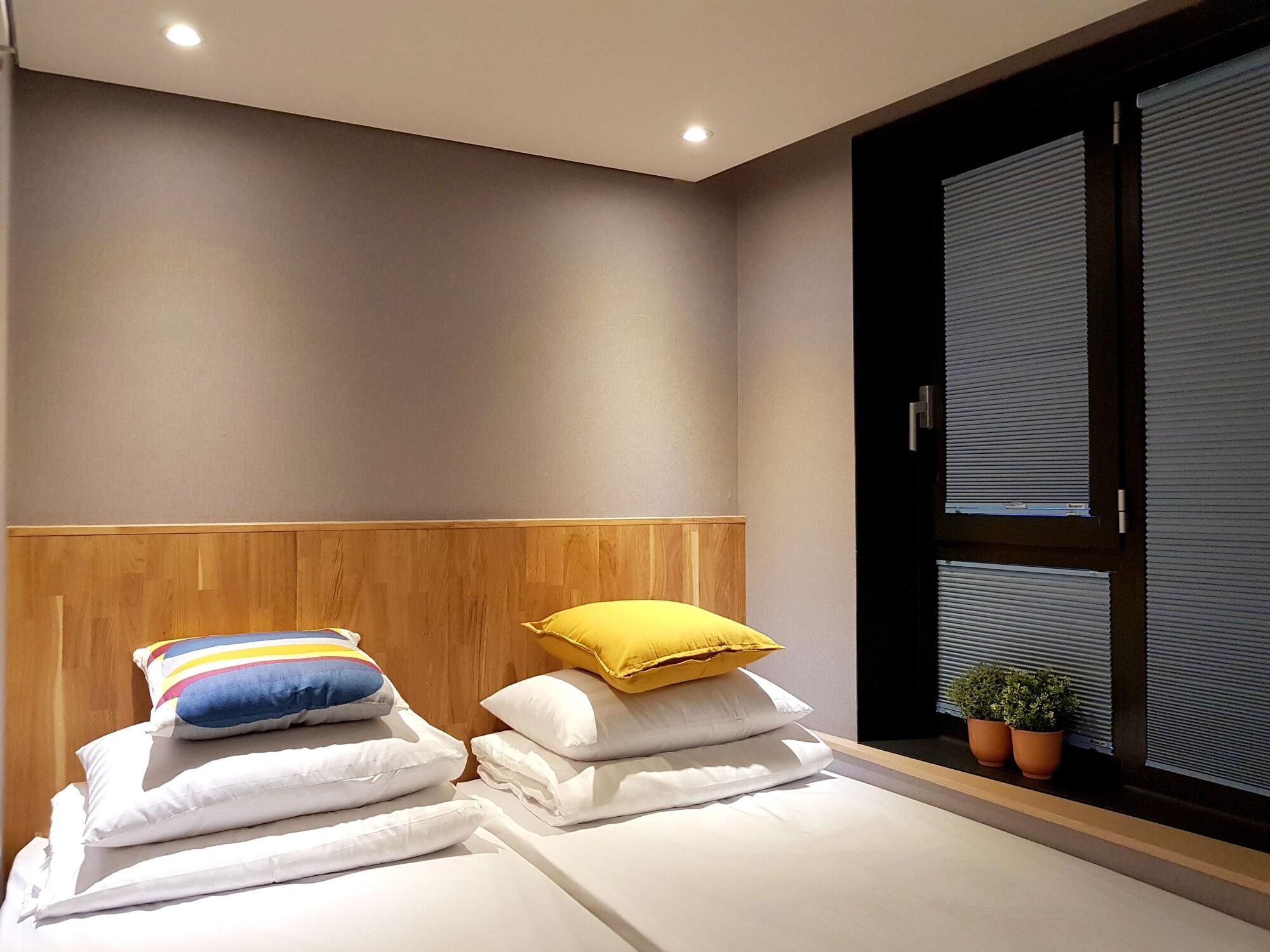 Hostel Cleo Seoul Hongdae Bagian luar foto