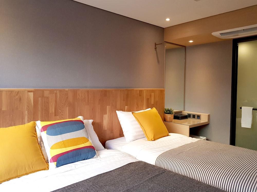 Hostel Cleo Seoul Hongdae Bagian luar foto