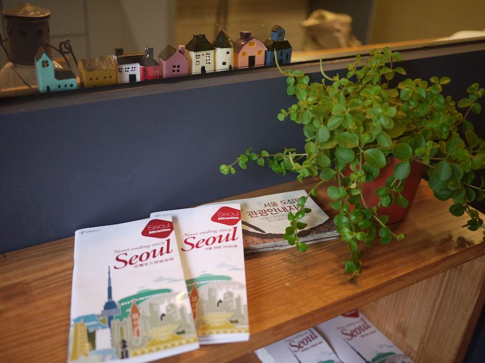 Hostel Cleo Seoul Hongdae Bagian luar foto
