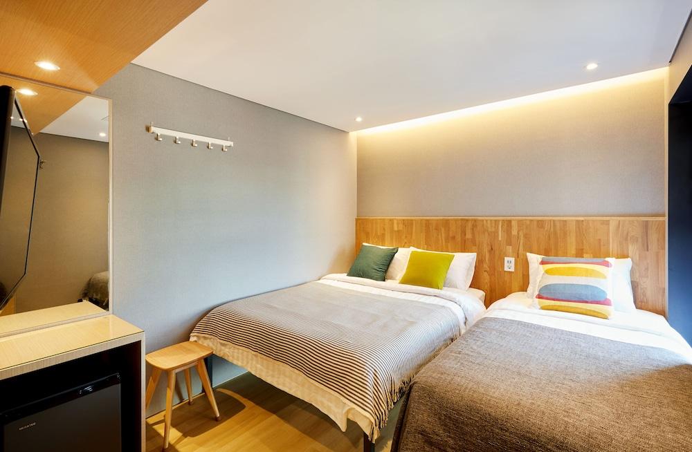 Hostel Cleo Seoul Hongdae Bagian luar foto