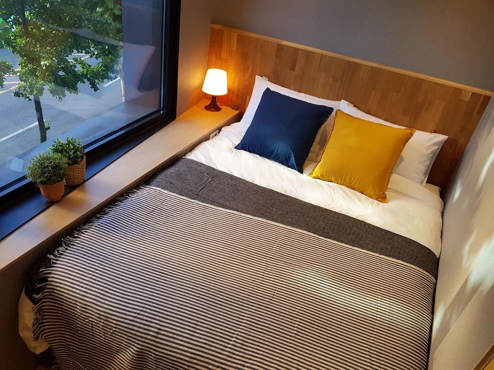Hostel Cleo Seoul Hongdae Bagian luar foto