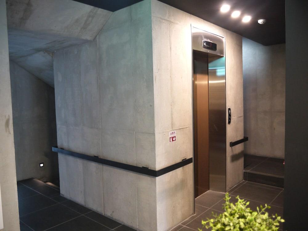 Hostel Cleo Seoul Hongdae Bagian luar foto