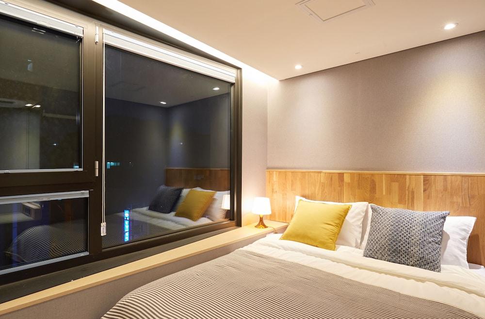 Hostel Cleo Seoul Hongdae Bagian luar foto