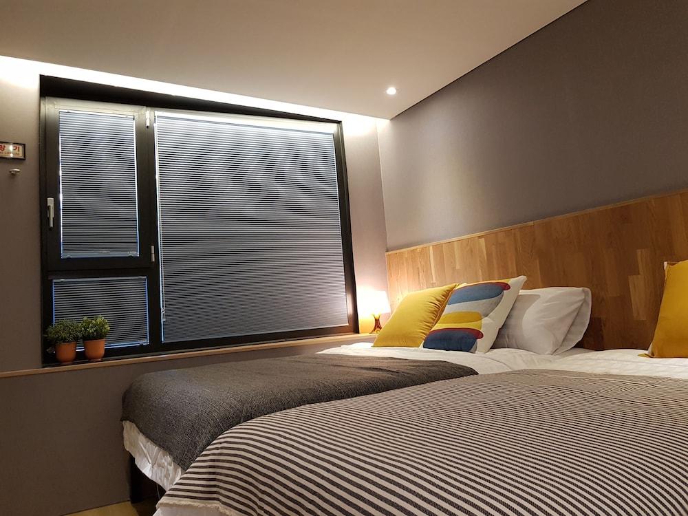 Hostel Cleo Seoul Hongdae Bagian luar foto