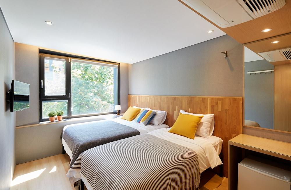 Hostel Cleo Seoul Hongdae Bagian luar foto