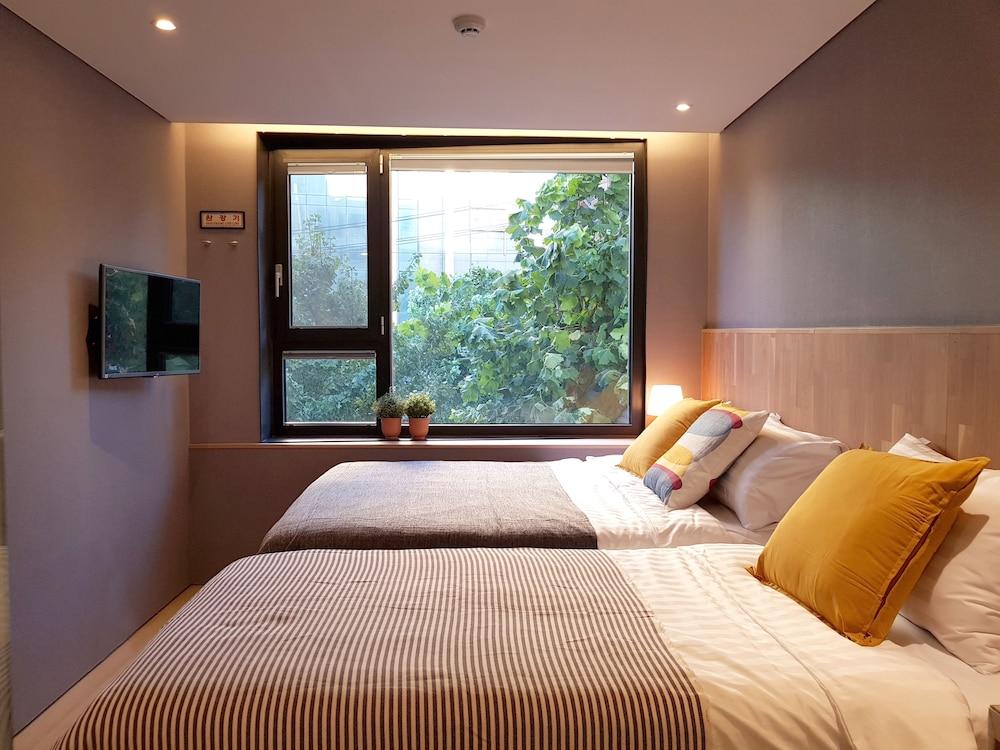 Hostel Cleo Seoul Hongdae Bagian luar foto