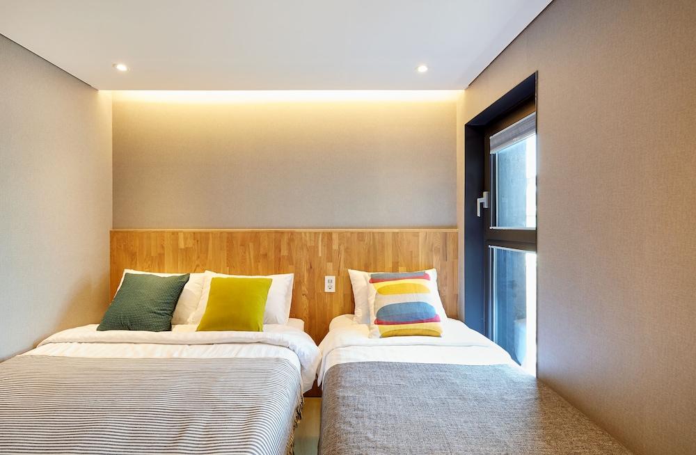 Hostel Cleo Seoul Hongdae Bagian luar foto