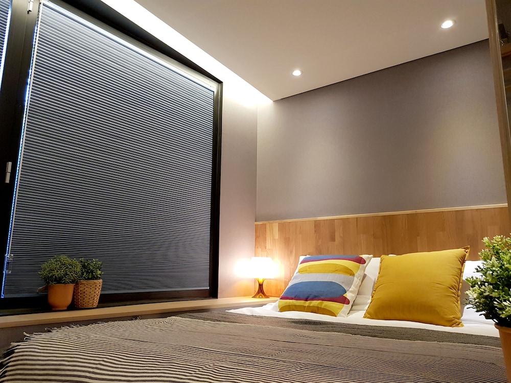 Hostel Cleo Seoul Hongdae Bagian luar foto