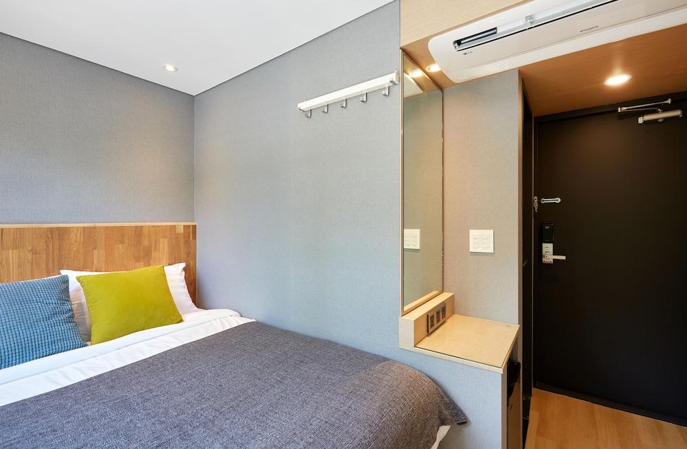 Hostel Cleo Seoul Hongdae Bagian luar foto