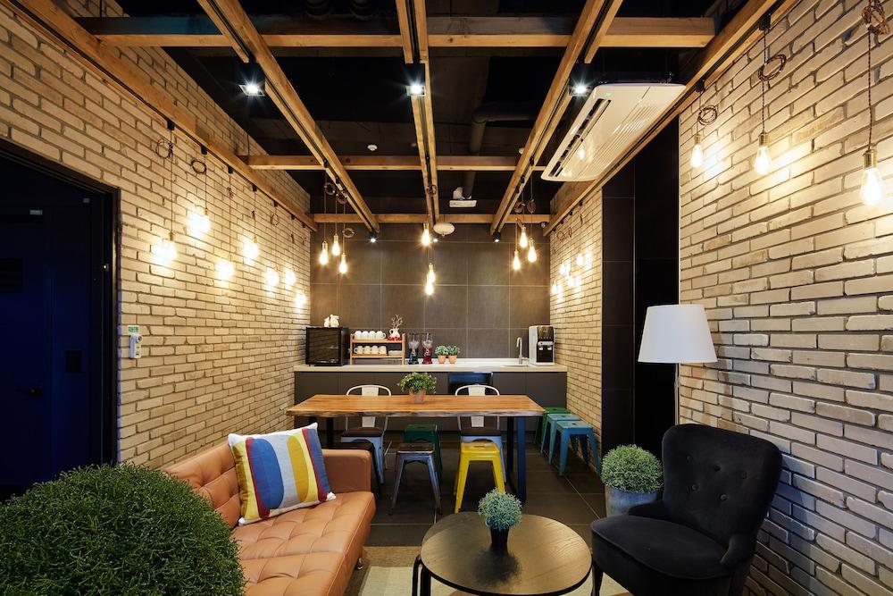Hostel Cleo Seoul Hongdae Bagian luar foto
