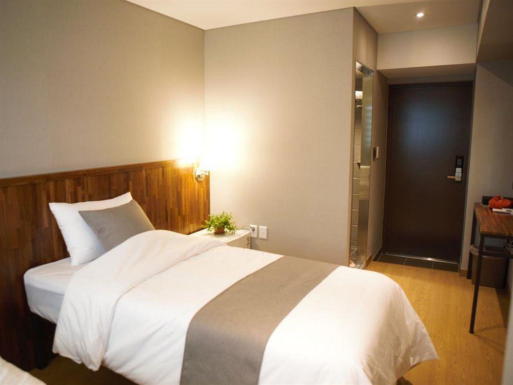 Hostel Cleo Seoul Hongdae Bagian luar foto