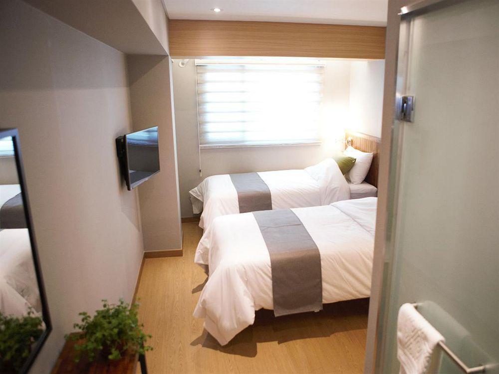 Hostel Cleo Seoul Hongdae Bagian luar foto