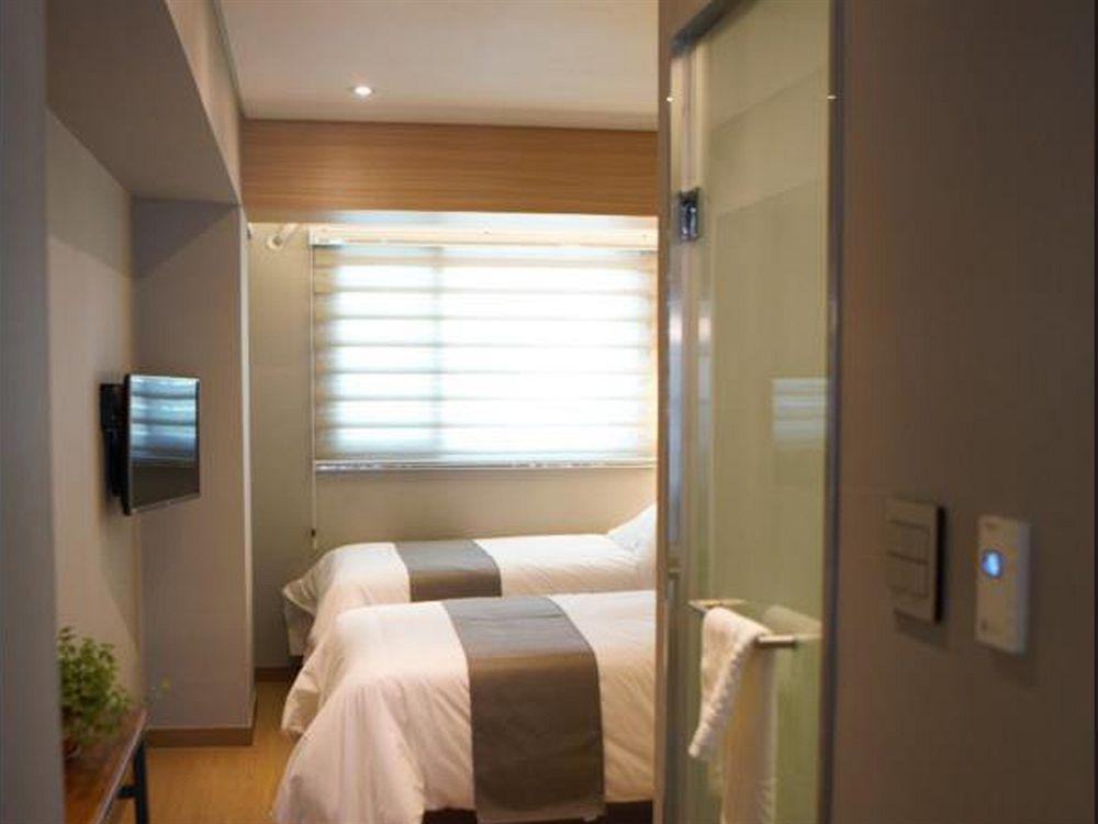 Hostel Cleo Seoul Hongdae Bagian luar foto