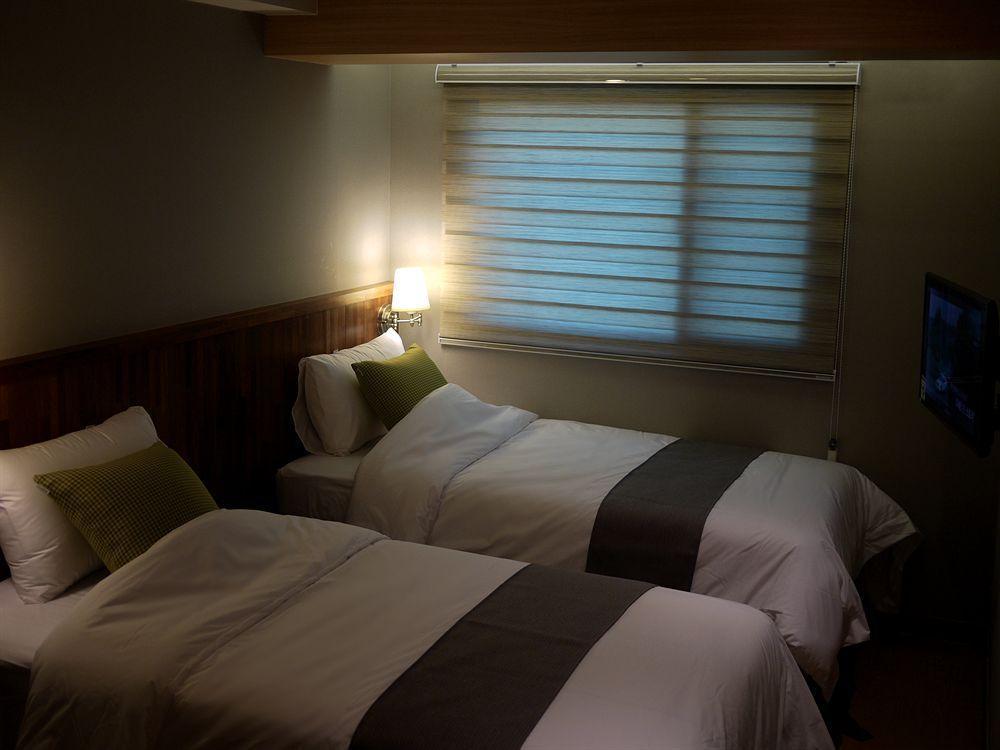 Hostel Cleo Seoul Hongdae Bagian luar foto