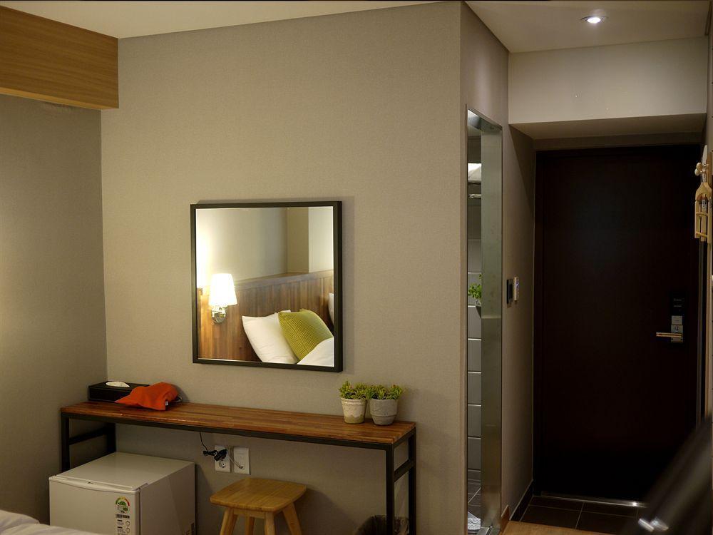 Hostel Cleo Seoul Hongdae Bagian luar foto