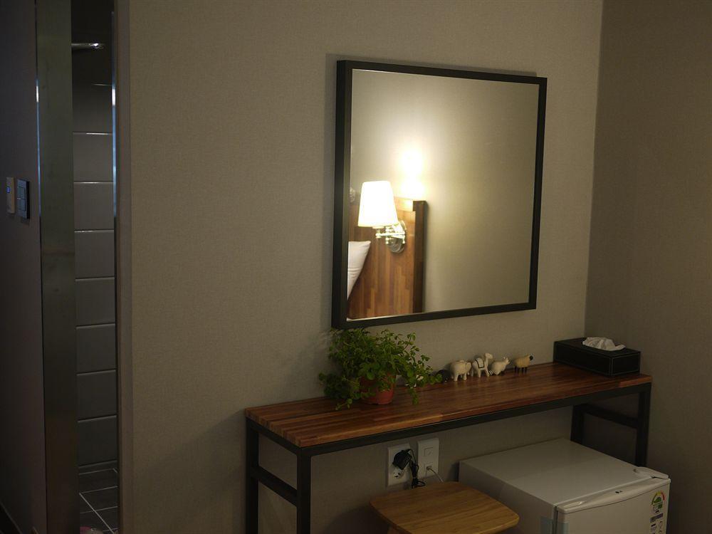 Hostel Cleo Seoul Hongdae Bagian luar foto