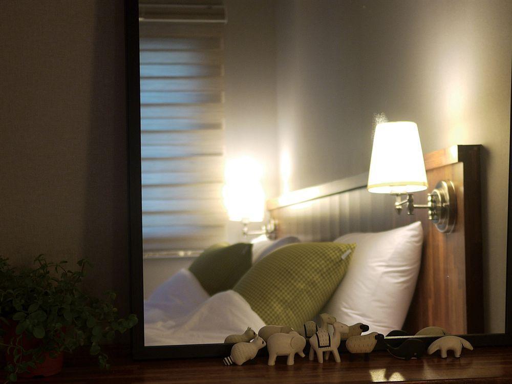Hostel Cleo Seoul Hongdae Bagian luar foto
