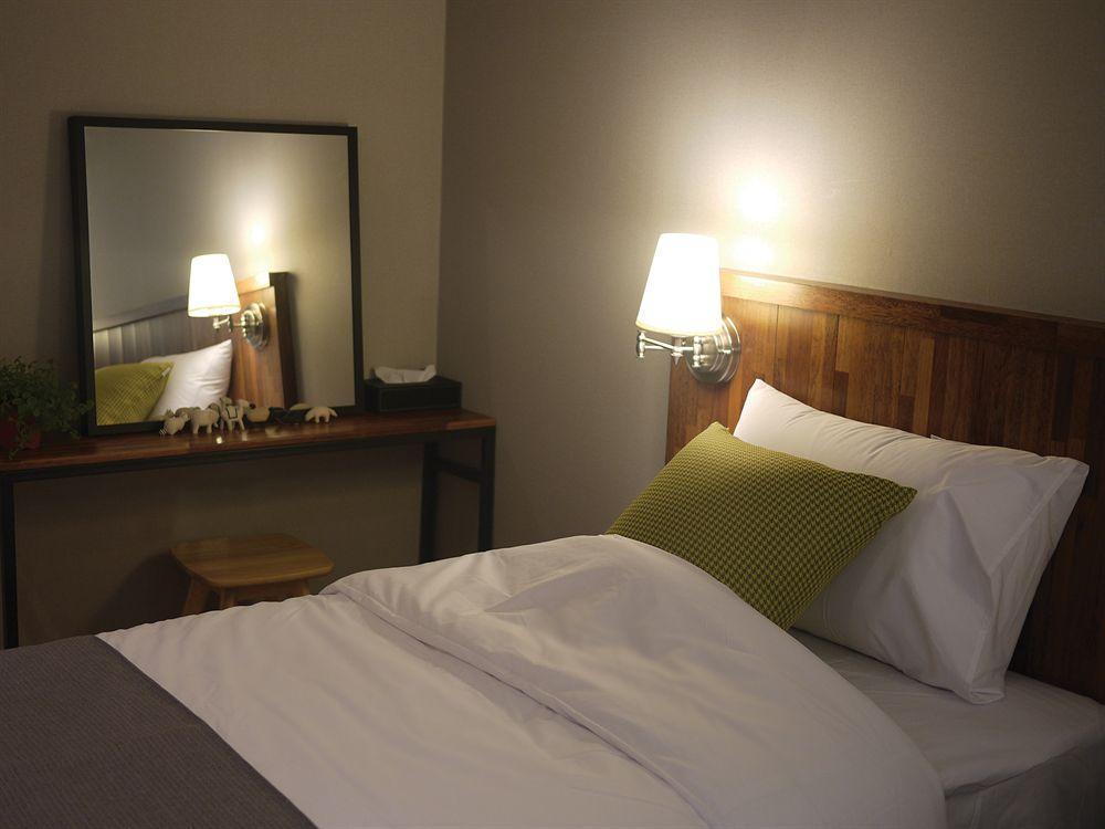 Hostel Cleo Seoul Hongdae Bagian luar foto