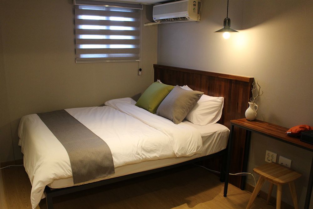 Hostel Cleo Seoul Hongdae Bagian luar foto
