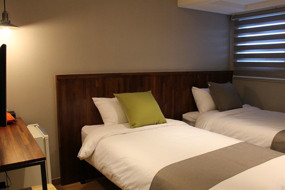 Hostel Cleo Seoul Hongdae Bagian luar foto